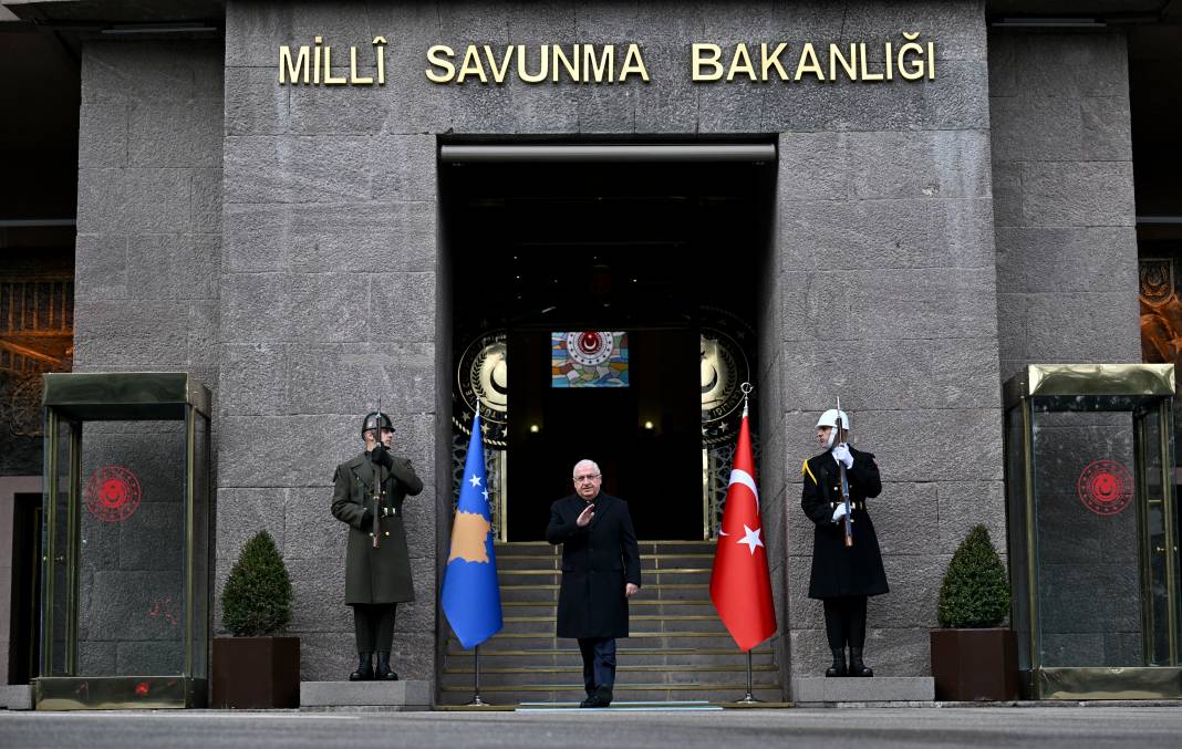 Bakan Güler, Kosovalı mevkidaşı ile bir araya geldi 12